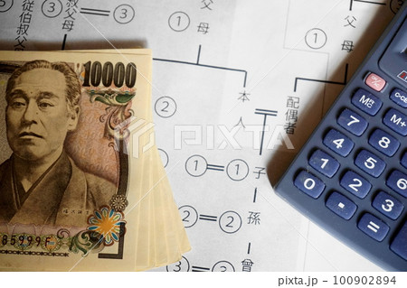 等親図の上に置かれた一万円札と電卓、相続イメージ 100902894
