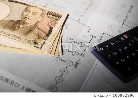 等親図の上に置かれた一万円札と電卓、相続イメージ 100902896