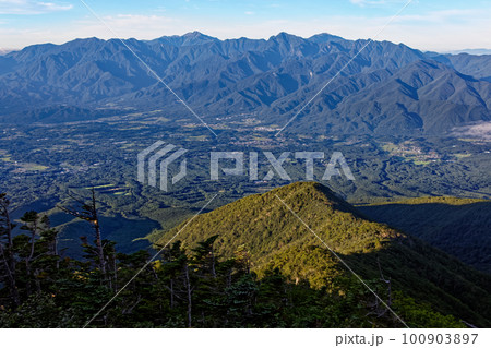 八ヶ岳連峰・三ツ頭から見る南アルプスの山並み 八ヶ岳連峰・三ツ頭から見る南アルプスの山並み 100903897
