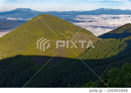 八ヶ岳連峰・三ツ頭から編笠山・青年小屋と御嶽・乗鞍岳の眺め 八ヶ岳連峰・三ツ頭から編笠山・青年小屋と御嶽・乗鞍岳の眺め 100903898