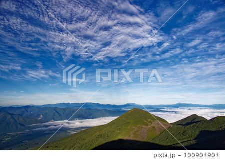 八ヶ岳連峰・三ツ頭から見る編笠山と中央アルプス・御嶽・乗鞍岳 100903903