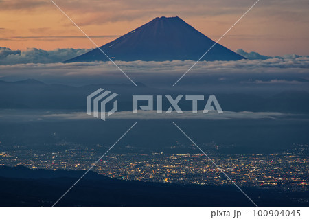 八ヶ岳連峰・前三ツ頭から見る夜明けの富士山と甲府盆地の夜景 100904045