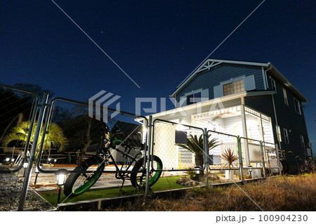 ヤシの木のあるアメリカンガレージハウス 100904230