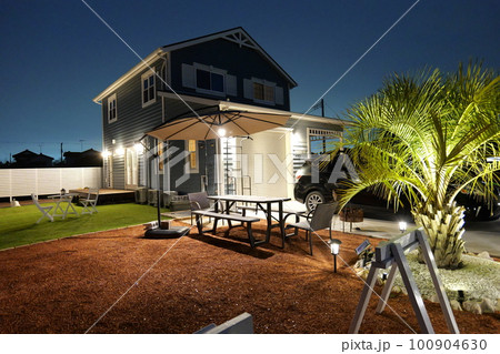 ヤシの木のあるアメリカンガレージハウス 100904630