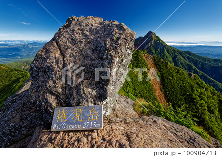 八ヶ岳連峰・権現岳山頂と赤岳の眺め 八ヶ岳連峰・権現岳山頂と赤岳の眺め 100904713