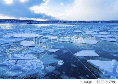 【北海道】網走 海面を覆い尽くす流氷 100904799