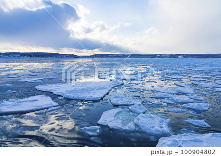 【北海道】網走 海面を覆い尽くす流氷 【北海道】網走 海面を覆い尽くす流氷 100904802
