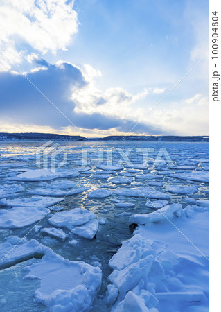 【北海道】網走 海面を覆い尽くす流氷 100904804