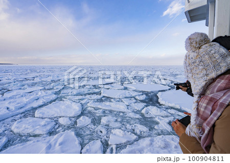 【北海道】網走 海面を覆い尽くす流氷 100904811