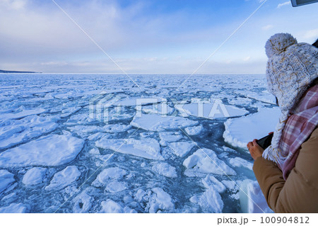 【北海道】網走 海面を覆い尽くす流氷 100904812