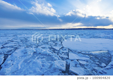 【北海道】網走 海面を覆い尽くす流氷 100904820