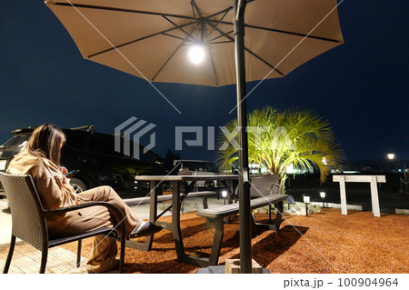 アメリカンハウスの庭でくつろぐ 100904964