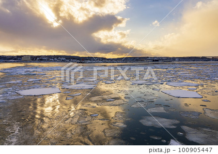 【流氷観光】網走 海面に押し寄せる流氷 【流氷観光】網走 海面に押し寄せる流氷 100905447