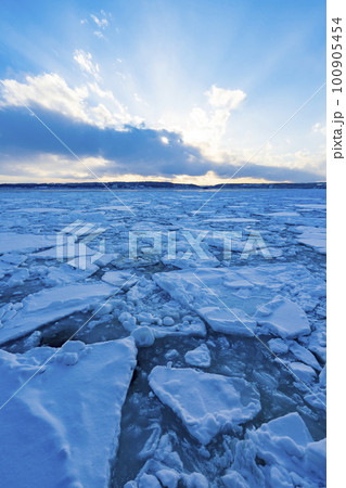 【流氷観光】網走 海面に押し寄せる流氷 【流氷観光】網走 海面に押し寄せる流氷 100905454
