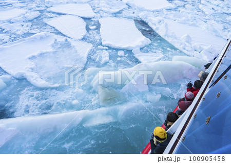 【流氷観光】網走 海面に押し寄せる流氷 100905458