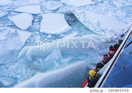 【流氷観光】網走 海面に押し寄せる流氷 【流氷観光】網走 海面に押し寄せる流氷 100905459