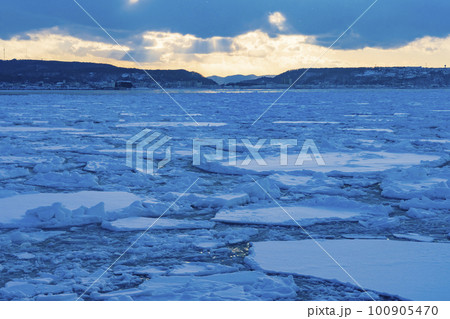 【流氷観光】網走 海面に押し寄せる流氷 【流氷観光】網走 海面に押し寄せる流氷 100905470