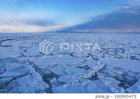 【流氷観光】網走 海面に押し寄せる流氷 【流氷観光】網走 海面に押し寄せる流氷 100905473
