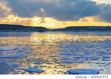 【流氷観光】網走 海面に押し寄せる流氷 【流氷観光】網走 海面に押し寄せる流氷 100905475