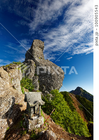 八ヶ岳連峰・権現岳山頂の岩峰と赤岳の眺め 100905543