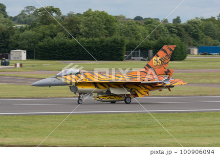 ベルギー空軍F-16トラ柄着陸 ベルギー空軍F-16トラ柄着陸 100906094