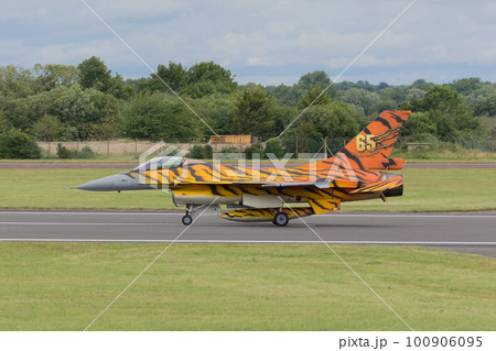 ベルギー空軍F-16トラ柄着陸 ベルギー空軍F-16トラ柄着陸 100906095