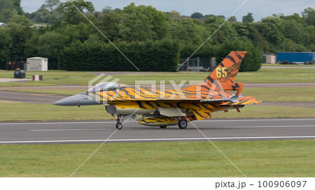 ベルギー空軍F-16トラ柄着陸 100906097