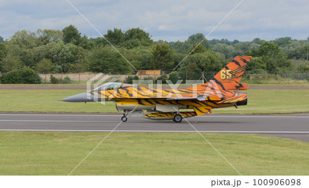 ベルギー空軍F-16トラ柄着陸 ベルギー空軍F-16トラ柄着陸 100906098