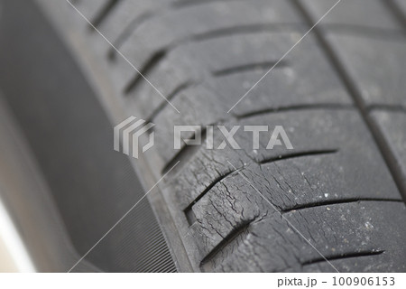 劣化した自動車用タイヤ 100906153