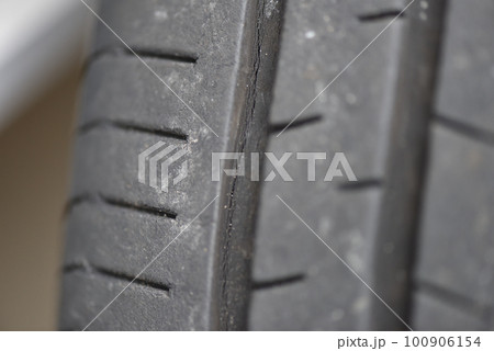 劣化した自動車用タイヤ 100906154