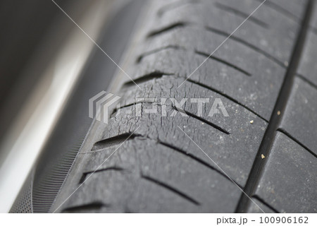 劣化した自動車用タイヤ 100906162