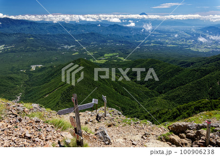 八ヶ岳連峰・真教寺尾根分岐から見る富士山と甲府盆地の町並み 100906238