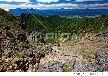八ヶ岳連峰・赤岳直下の岩場を行く登山者と権現岳・南アルプス・中央アルプスの山並み 八ヶ岳連峰・赤岳直下の岩場を行く登山者と権現岳・南アルプス・中央アルプスの山並み 100906240