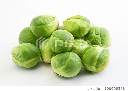 新鮮な緑色の芽キャベツ 新鮮な緑色の芽キャベツ 100906548