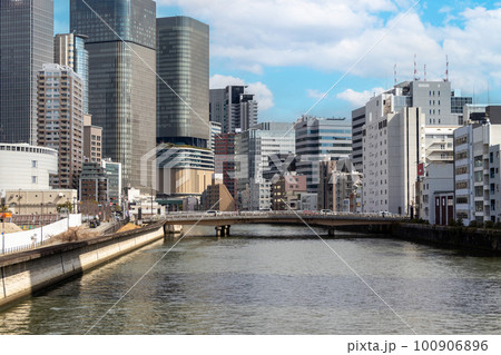 土佐堀川から眺める大阪中之島の都市風景 土佐堀川から眺める大阪中之島の都市風景 100906896