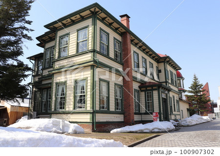 青空の旧東奥義塾外人教師館　重要文化財　弘前市　青森県　　 100907302