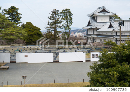 金沢城公園の二の丸御殿復元に向けた発掘調査の風景｜石川県金沢市 100907726
