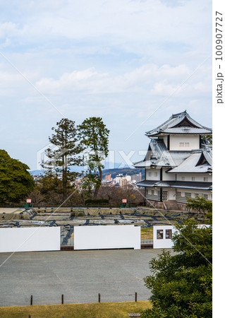 金沢城公園の二の丸御殿復元に向けた発掘調査の風景｜石川県金沢市 100907727