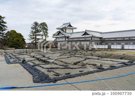 金沢城公園の二の丸御殿復元に向けた発掘調査の風景|石川県金沢市 金沢城公園の二の丸御殿復元に向けた発掘調査の風景|石川県金沢市 100907730