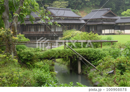 雨の三溪園 新緑 雨の三溪園 新緑 100908078