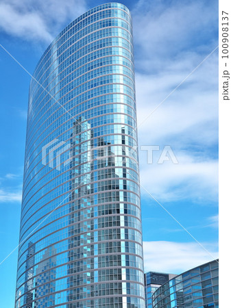 青空の色に染まる都会のビル 青空の色に染まる都会のビル 100908137