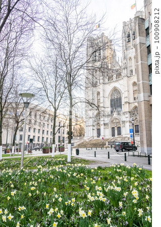 花のあるヨーロッパの街並み サンミッシェル大聖堂 花のあるヨーロッパの街並み サンミッシェル大聖堂 100908212
