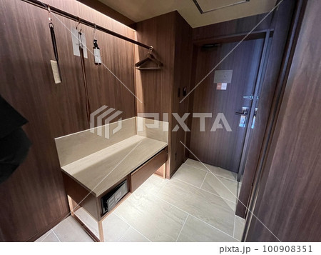 ビジネスホテルの客室の玄関にあるクローゼット 100908351