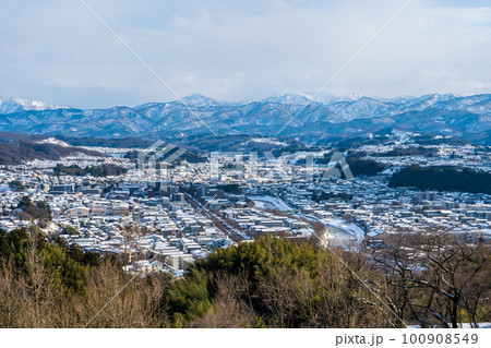 卯辰山公園から見た雪の残る金沢市内の景色｜1月下旬撮影｜石川県金沢市 100908549