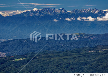 八ヶ岳連峰・赤岳稜線から見る槍・穂高連峰 100908747