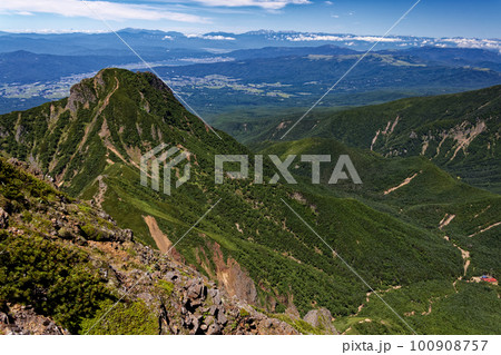 八ヶ岳連峰・赤岳山頂から見る阿弥陀岳と北アルプスの山並み 100908757