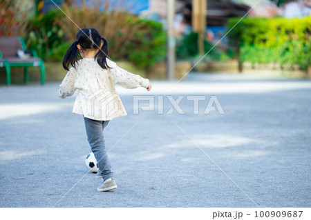 サッカーボールを蹴る男の子 100909687