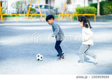 サッカーボールを蹴る男の子 100909689