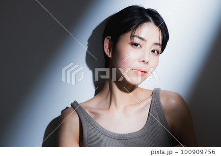 ショートヘアの女性　陰影　 100909756