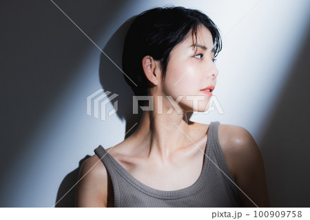 ショートヘアの女性　陰影　 100909758